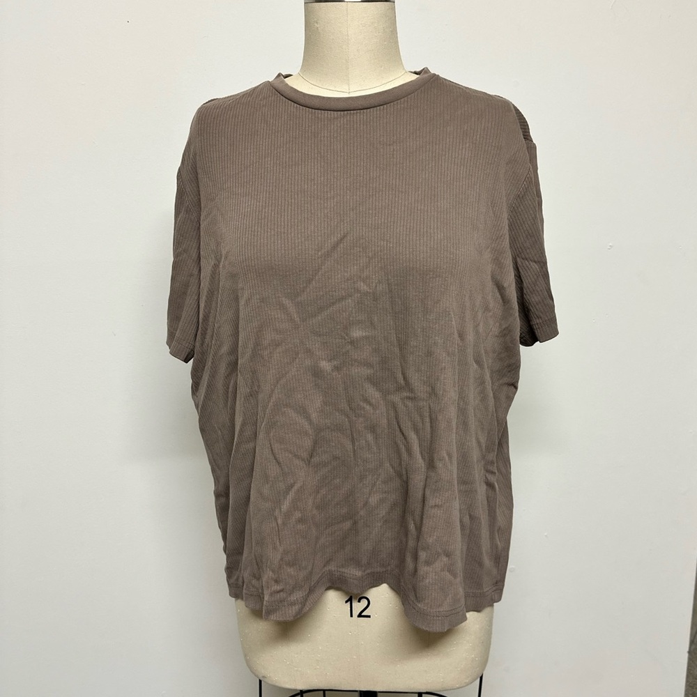 Beige Croft & Barrow Comfort T-shirt. Size XL.